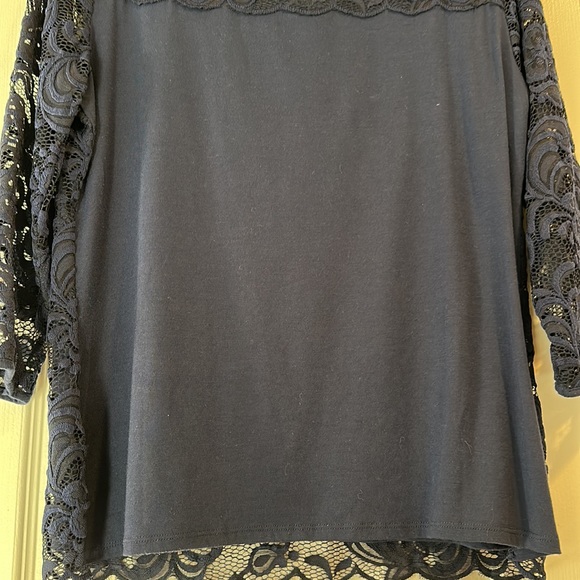 Lacy overlay on front with 3/4 sleeve and zippered back - Picture 5 of 8